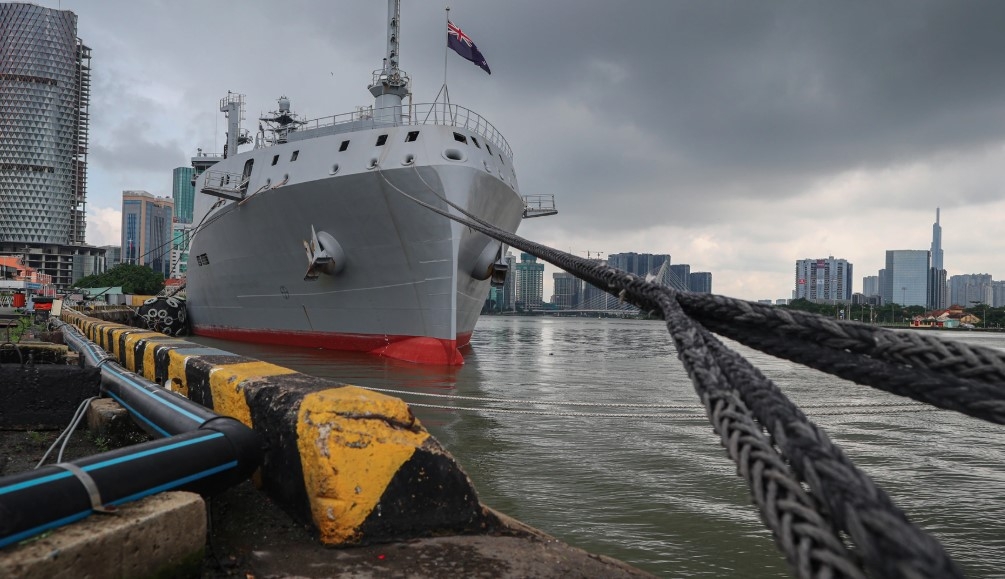 New Zealand’s largest naval logistics ship visits Ho Chi Minh City